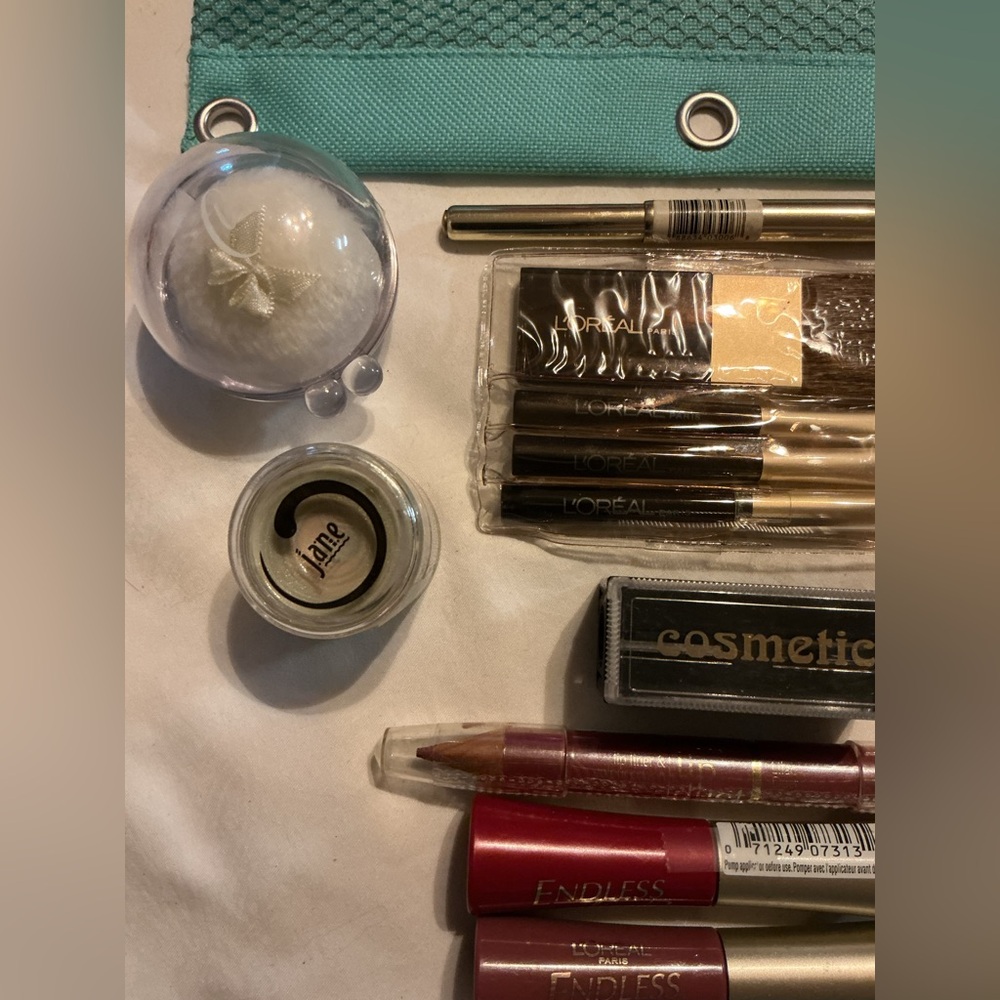 NWT Turquoise 13 pc Makeup Pouch with Assorted Cosmetics and brush accessories - Picture 3 of 4